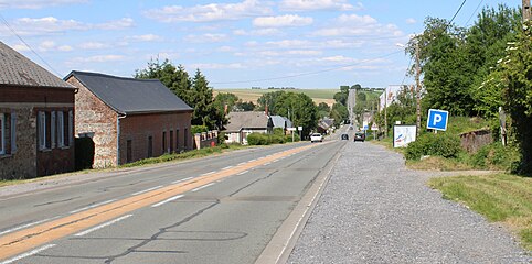 La Route nationale 2 coupe le village en deux.