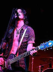 Gilby Clarke sustituyó a Izzy Stradlin como guitarrista rítmico, desde 1991 hasta 1994.