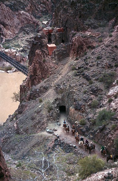 File:Grand Canyon-32-Bruecke-Muli-Treck-1980-gje.jpg