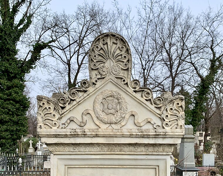 File:Grave of Alexandrina Grejdanescu and Barbu Grejdanescu in the Bellu Cemetery in Bucharest, Romania (02).jpg