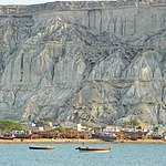 Fiskebåtar i Gwadar East Bay med Koh-e-Mehdibergen i bakgrunden