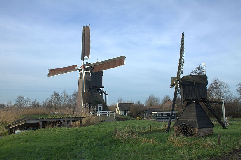 File:Hoekmolen en een weidemolentje aan de Huibert in Hei -en Boeicop.jpg