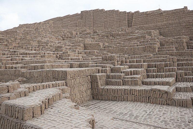 File:Huaca Pucllana-nX-30.jpg