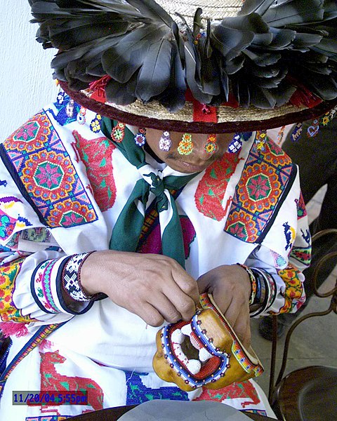 File:Huichol Trabajando.JPG