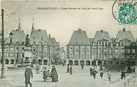 Motrice traversant la Place Ducale