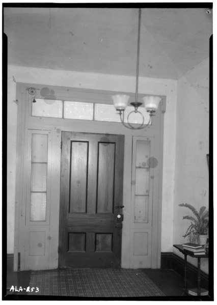 File:INTERIOR VIEW OF FRONT HALL DOOR, FIRST FLOOR - Magnolia Grove, State Highway 25, Dayton, Marengo County, AL HABS ALA,46-DAYT,2-8.tif