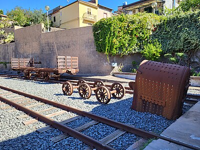 I cimeli di una locomotiva a vapore e quelli della carrozza reale, esposti presso lo spazio espositivo dei rotabili storici, nei pressi della stazione di Bronte, 5 ottobre 2023.