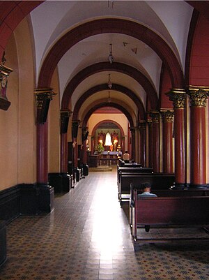 Iglesia de San Antonio-Nave lateral izq-Medellin.jpg