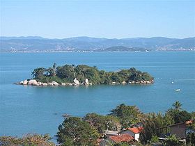Het eiland Laranjeiras gezien vanaf het eiland Santa Catarina.