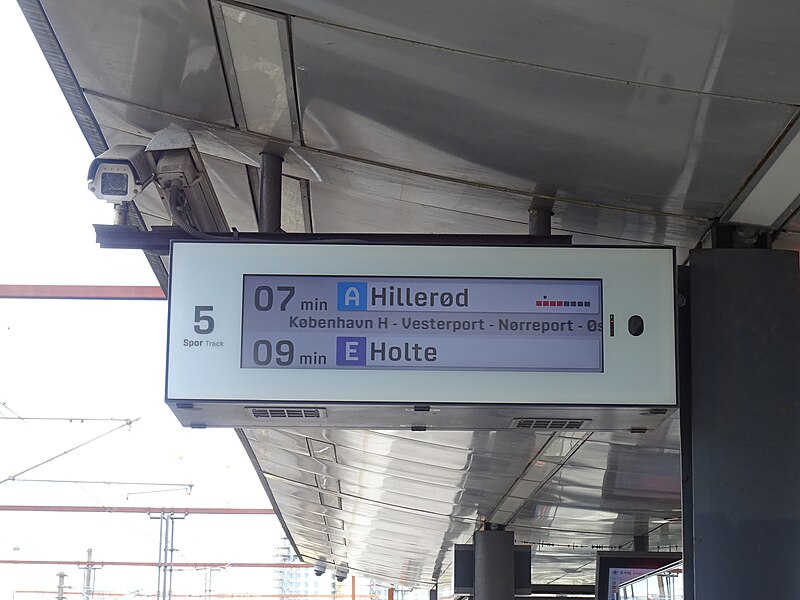 File:Information board at Dybbølsbro Station - Line A to Hillerød.jpg