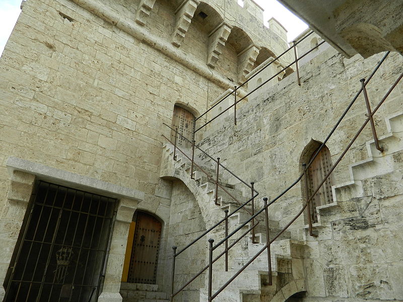 File:Interior de las Torres de Cuart.JPG