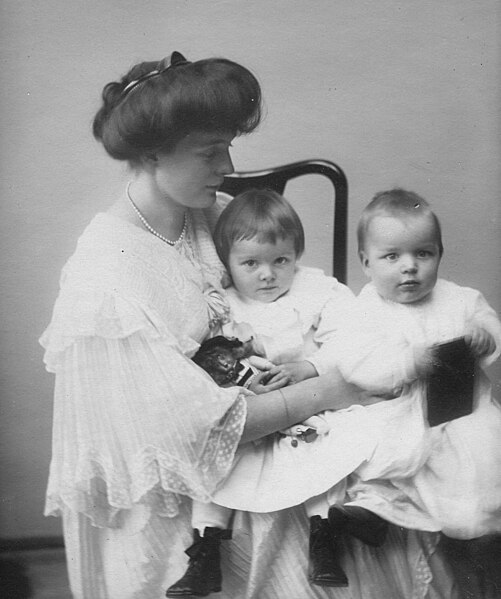 Isabella Ferguson with Martha and Robert, Jr. in 1909