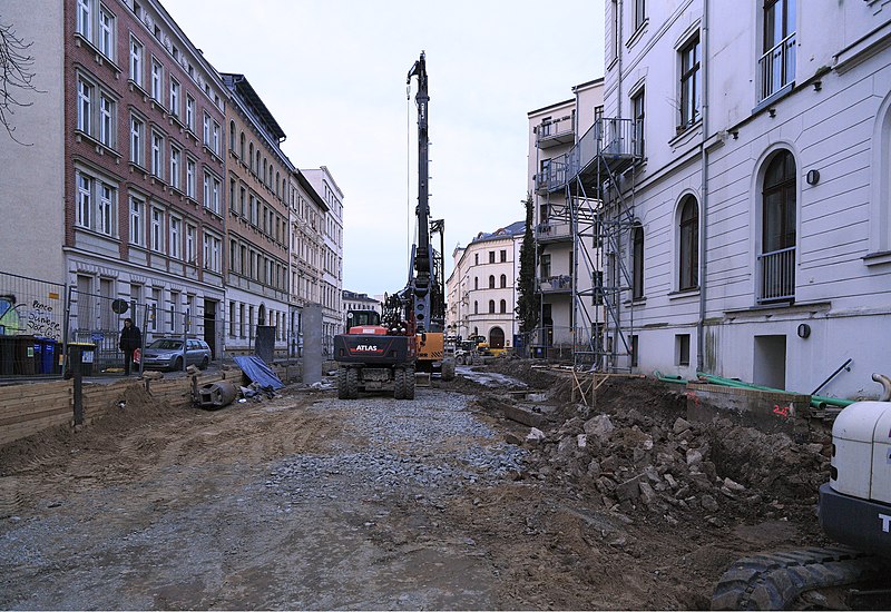 File:J28 444 Thomasiusstraße, Beginn der Freilegungsarbeiten.jpg