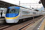 塗上台鐵EMU800型區間車配色的8000系電車