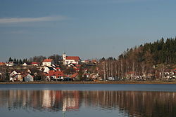 pohled přes rybník Olšovec ke kostelu