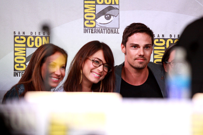 File:Jennifer Levin, Kristin Kreuk & Jay Ryan.jpg