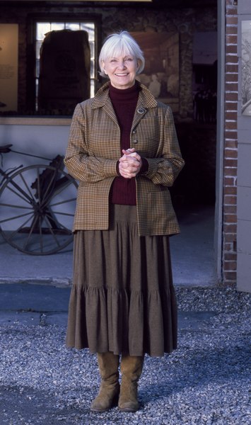 File:Joanne Woodward poses in front of carriage barn, Museum of Westport History, in Westport, Connecticut LCCN2011631145 (cropped).tif