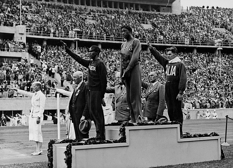 File:John Woodruff holding his Olympic Oak.jpg