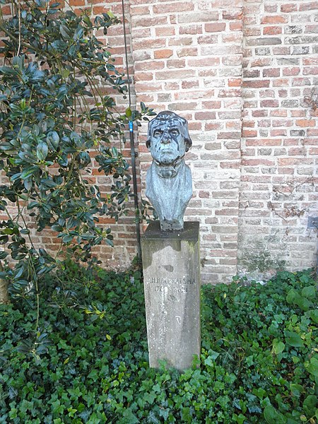 File:Justus Hiddes Halbertsma buste in Deventer -01.jpg