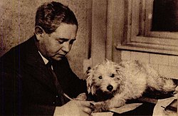 1931 körül kutyájával, az Ez a kutya eladó című regényének ihletőjével