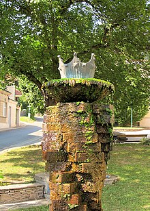 Fountain in the center of the village that thematizes the legend of the king