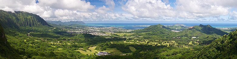 从山顶望向卡内奥赫