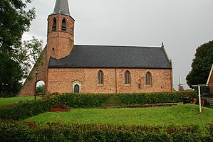 De hervormde kerk van Kantens (en de molen rechts in beeld)