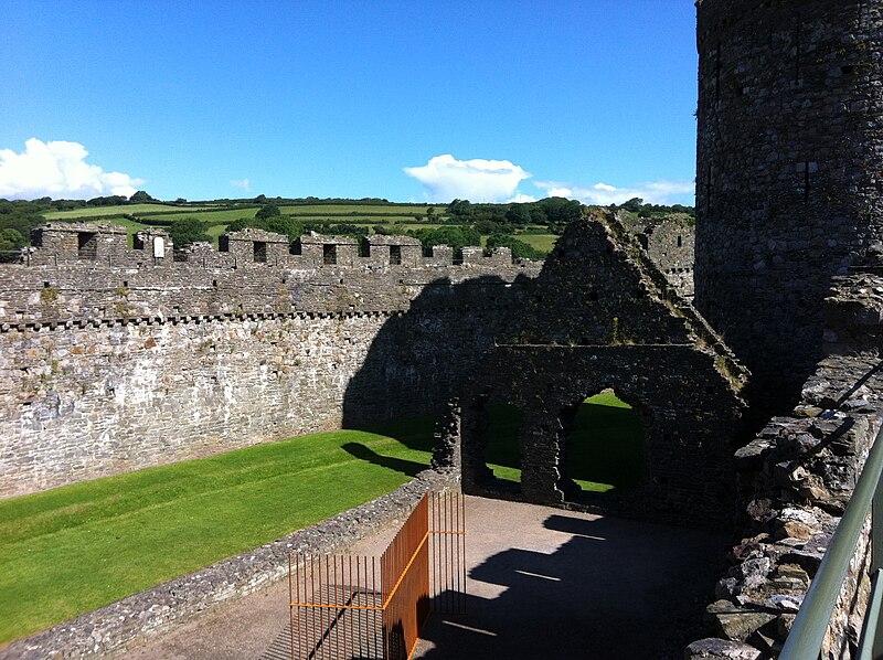 File:Kidwelly castle courthouse.JPG