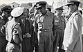 פבלוס, מלך יוון וקציניו בשיחה עם מפקד השייטת אל"ם שלמה אראל בקפלוניה, 13 אוגוסט 1953.