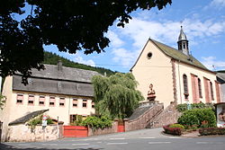 Kirche-Pfarrhaus.JPG