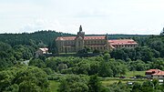 Thumbnail for File:Kladruby, klášter, pohled z protějšího vrchu.JPG