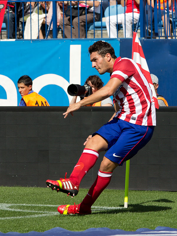 Koke taking a corner for Atlético in 2013