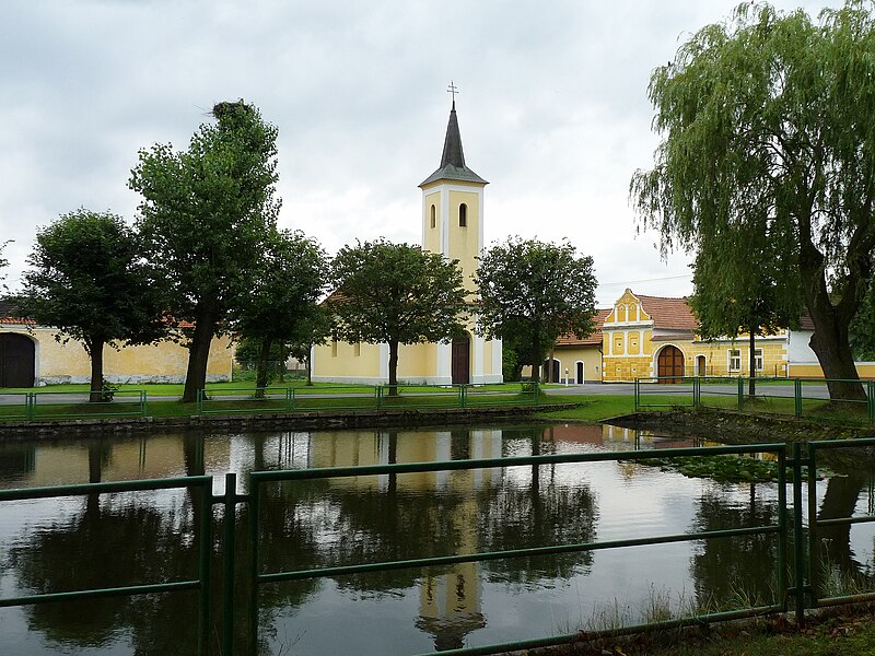 File:Komárov - kaple.jpg