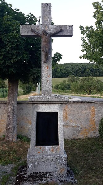 File:Kreuz auf dem Neuhausener Friedhof.jpg