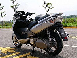 Kymco Xciting 500 01.jpg