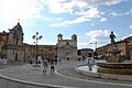 Piazza del Duomo mit Chiesa delle Anime Sante (links), 2011