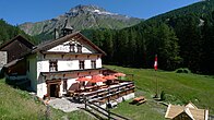 Hof Zuort met op de achtergrond de Stammerspitz (3254 m)