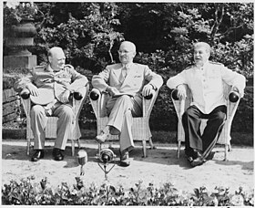Les acteurs de la conférence de Potsdam : Churchill, Truman, Staline, dans le jardin de Cecilienhof.