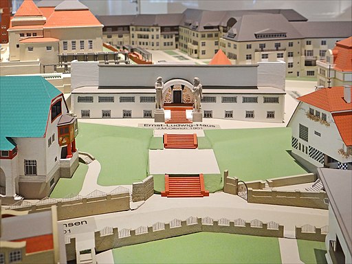 Museum Künstlerkolonie: Blick auf das Modell der Mathildenhöhe Darmstadt im Bereich Ernst-Ludwig-Haus. La maquette de la colonie dartistes en 1914 (Darmstadt)