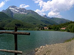 Pohled na Monte Pisanino, nejvyšší horu Apuánských Alp od Lago di Gramolazzo