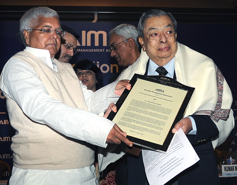 File:Lalu Prasad presenting the Life Time Achievement Award for Management to Dr. V. Kumrien, Founder Chairman, National Dairy Development Board, Anand, at the Foundation Day of All India Management Association (AIMA).jpg