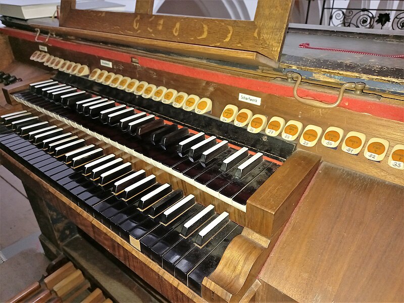 File:Landshut, St. Jodok (Steinmeyer-Orgel, Spieltisch) (3).jpg