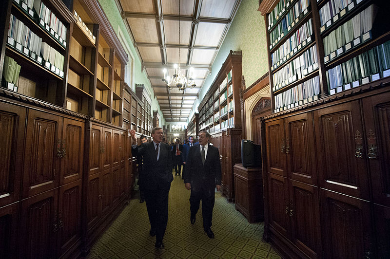 File:Leon Panetta given tour of the House of Commons Library.jpg