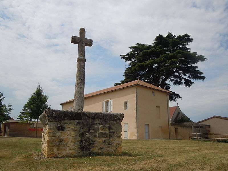 File:Lhommaizé croix et presbytère.JPG