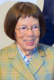 Actress Linda Hunt, one of the celebrities to whom Edna's appearance has constantly been compared and often believed to have been based on.