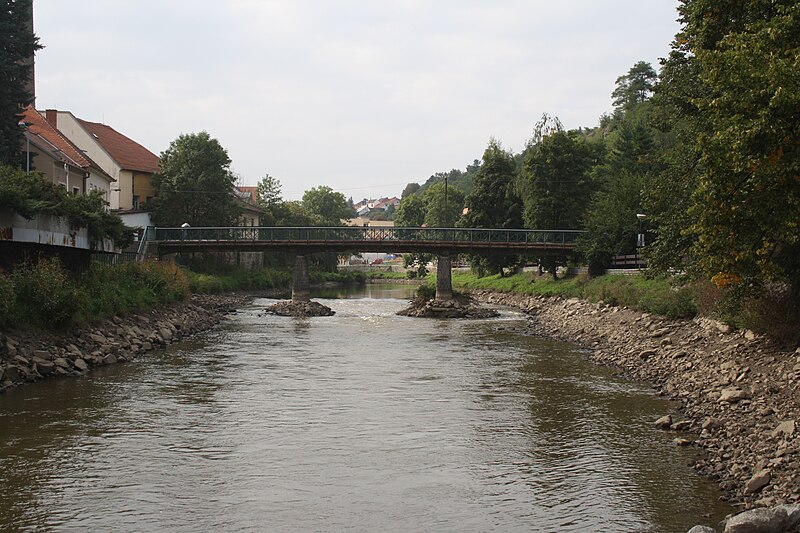 File:Low stage of Jihlava River with footbridge near Kočičina, Třebíč, Třebíč District.jpg