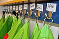 Hakenleiste mit Kleiderhaken in einer niederländischen Grundschule