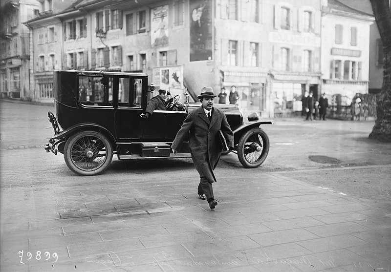 File:M. Nagaoka, ambassadeur du Japon à Prague, se rend à une séance de la conférence de Lausanne, 1922.jpg