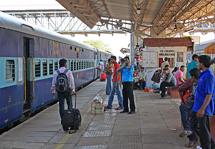 Having arrived at the station. Поезд в Индии. ЖД Индии. Индия ЖД вокзал. Индия поезд вокзал Индия поезд вокзал.