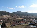 Čeština: Mariánská hora (874 m) z Dolního Maxova. Okres Jablonec nad Nisou, Česká republika.